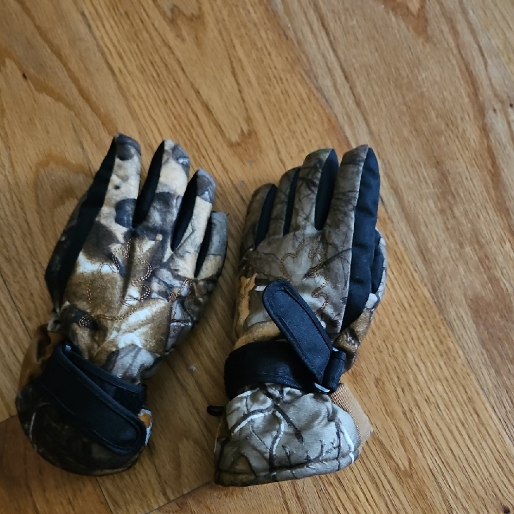 Camouflage Carhartt Winter Gloves for Boys